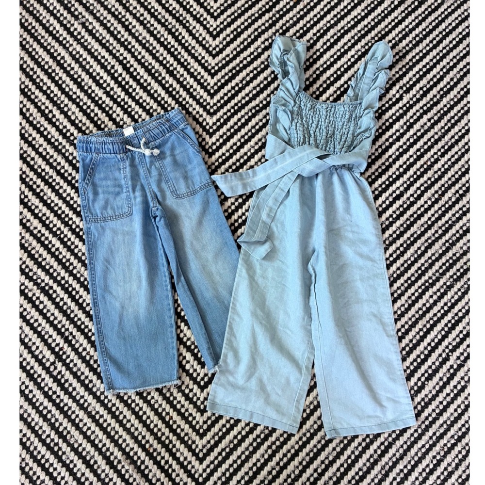 OshKosh Btween Girls Denim Bundle Jeans Jumpsuit Light Wash Blue Size 4 4/4A - Picture 1 of 3